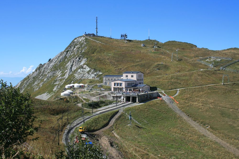 09_Konečná stanice ozubnice těsně pod vrcholem Roche de Naye (2042 m n.m.) 